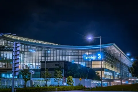 [2026 Latest] How to Catch a 6 AM Early-Morning Flight from Haneda Airport: Taxi vs. Staying Overnight vs. NearMe Compared