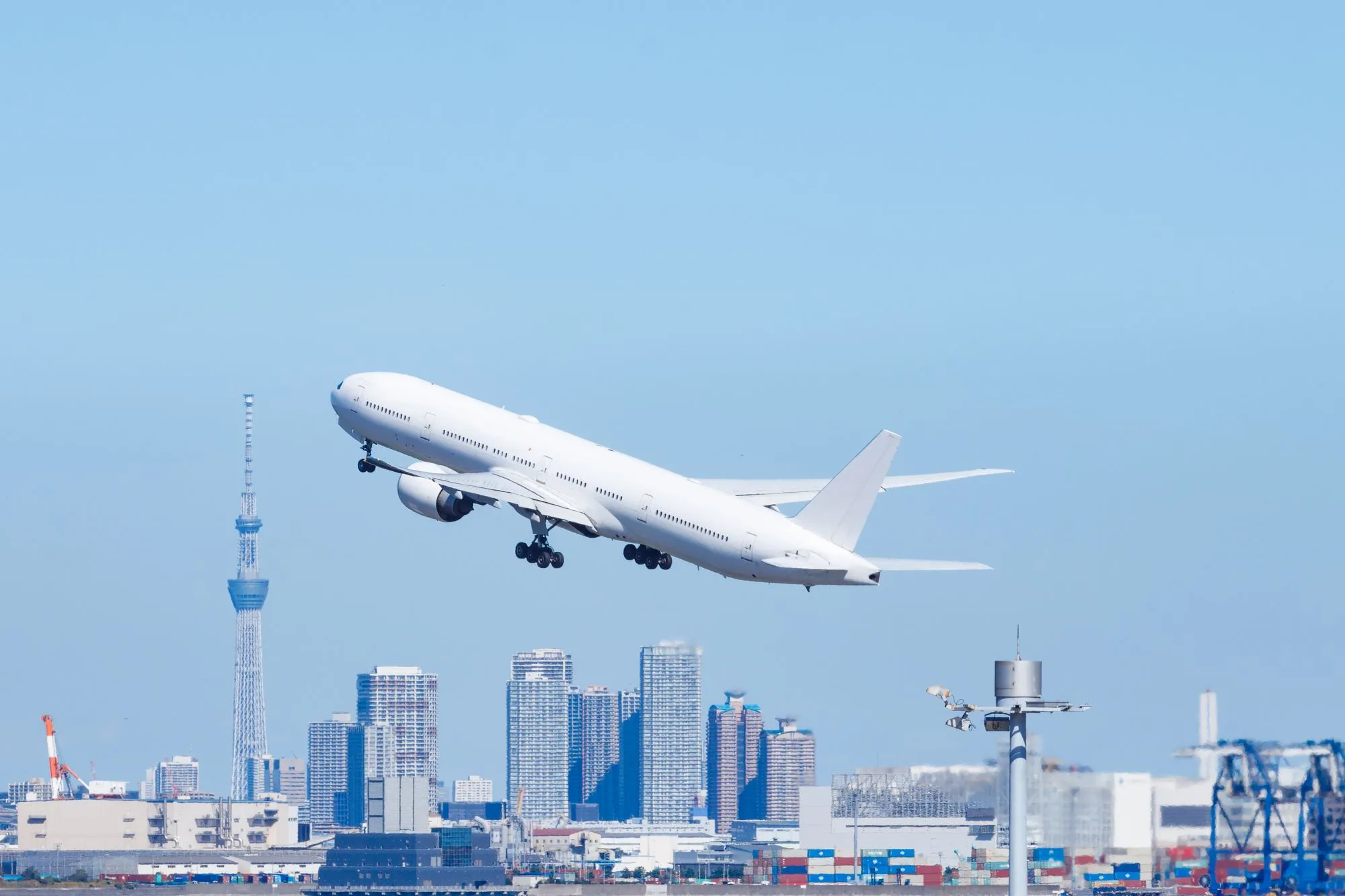 A plane taking off from Haneda Airport and the Tokyo cityscape