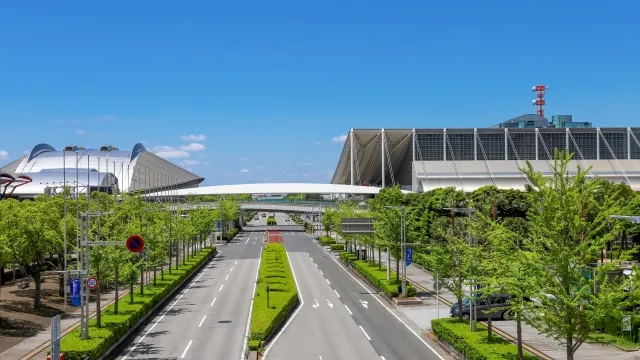The roads and exhibition halls around Makuhari Messe
