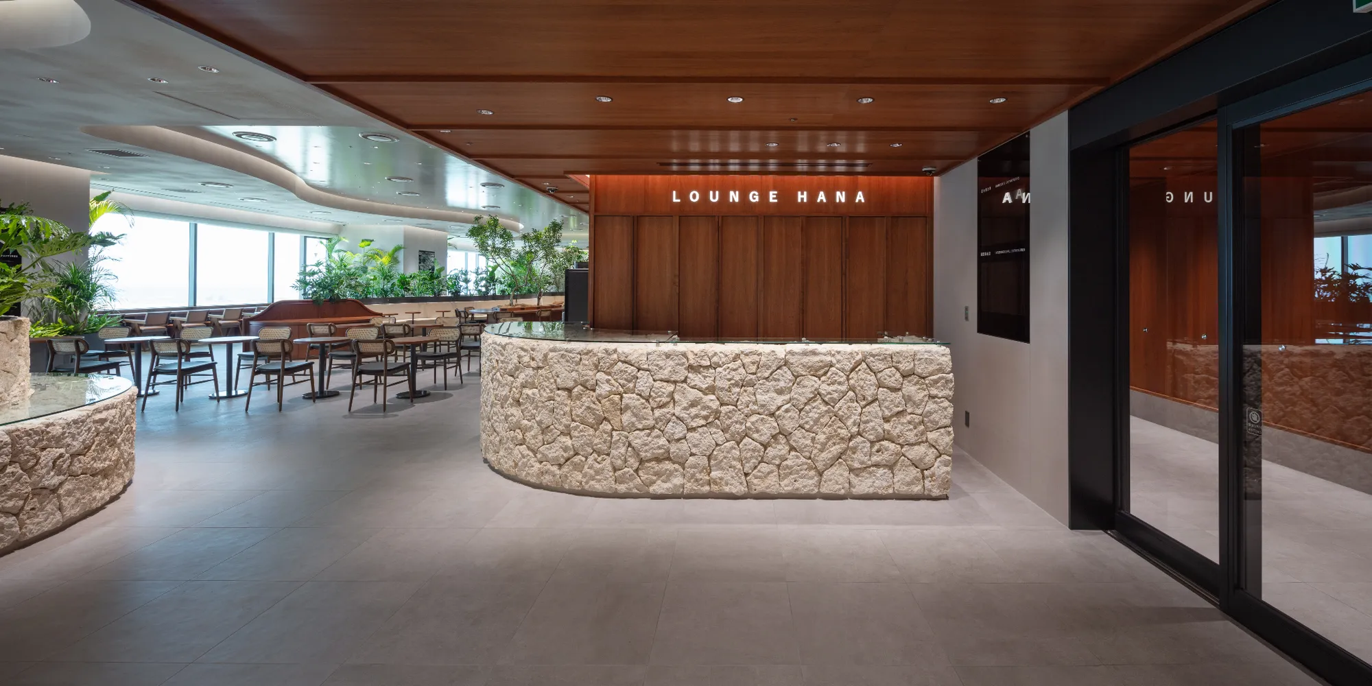 那覇空港ラウンジ完全ガイド｜到着後も使えるLOUNGE HANAから航空会社ラウンジまで