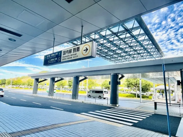 広島空港の国内線到着口の案内表示