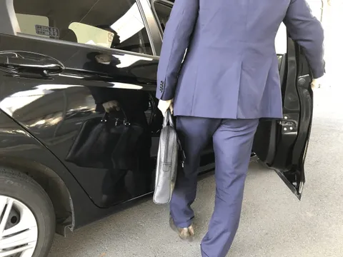 Is a flat-rate hire car the best way to reach Narita Airport from home? How much does it cost?