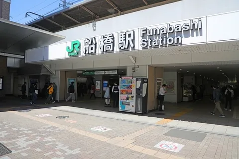 What's the Best Way to Travel Between Funabashi and Narita Airport? Pros and Cons Explained!