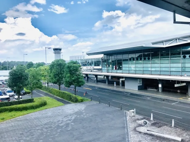 広島空港ターミナルビルと管制塔