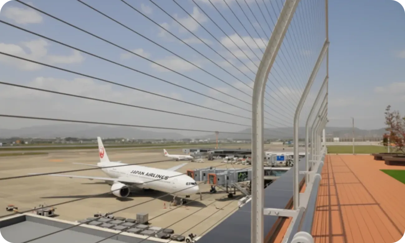 伊丹空港のターミナルと駐機中の飛行機