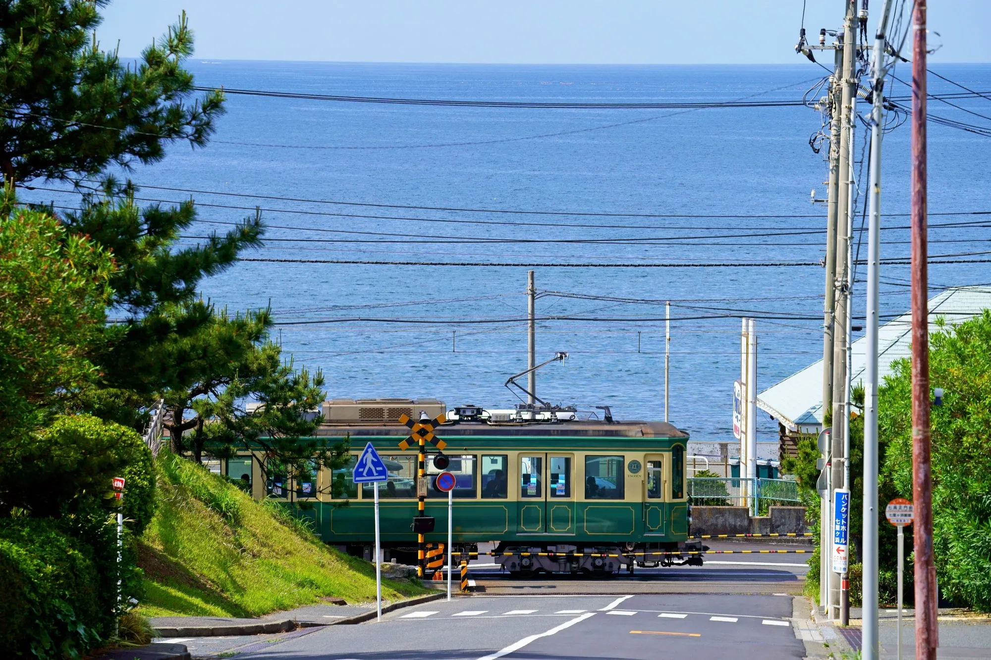 七里ヶ浜付近を走る江ノ電と相模湾
