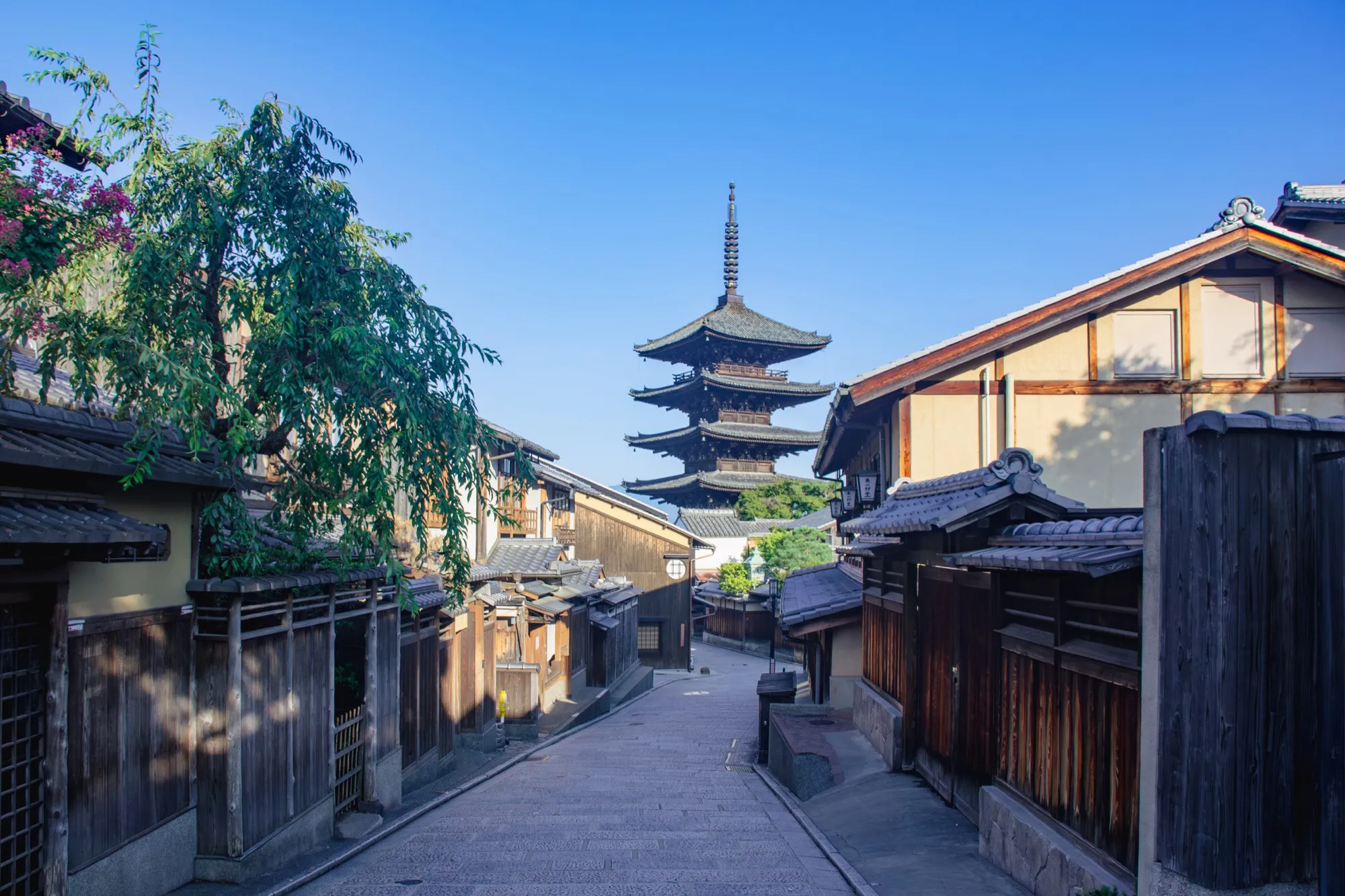 八坂の塔と石畳の町並み