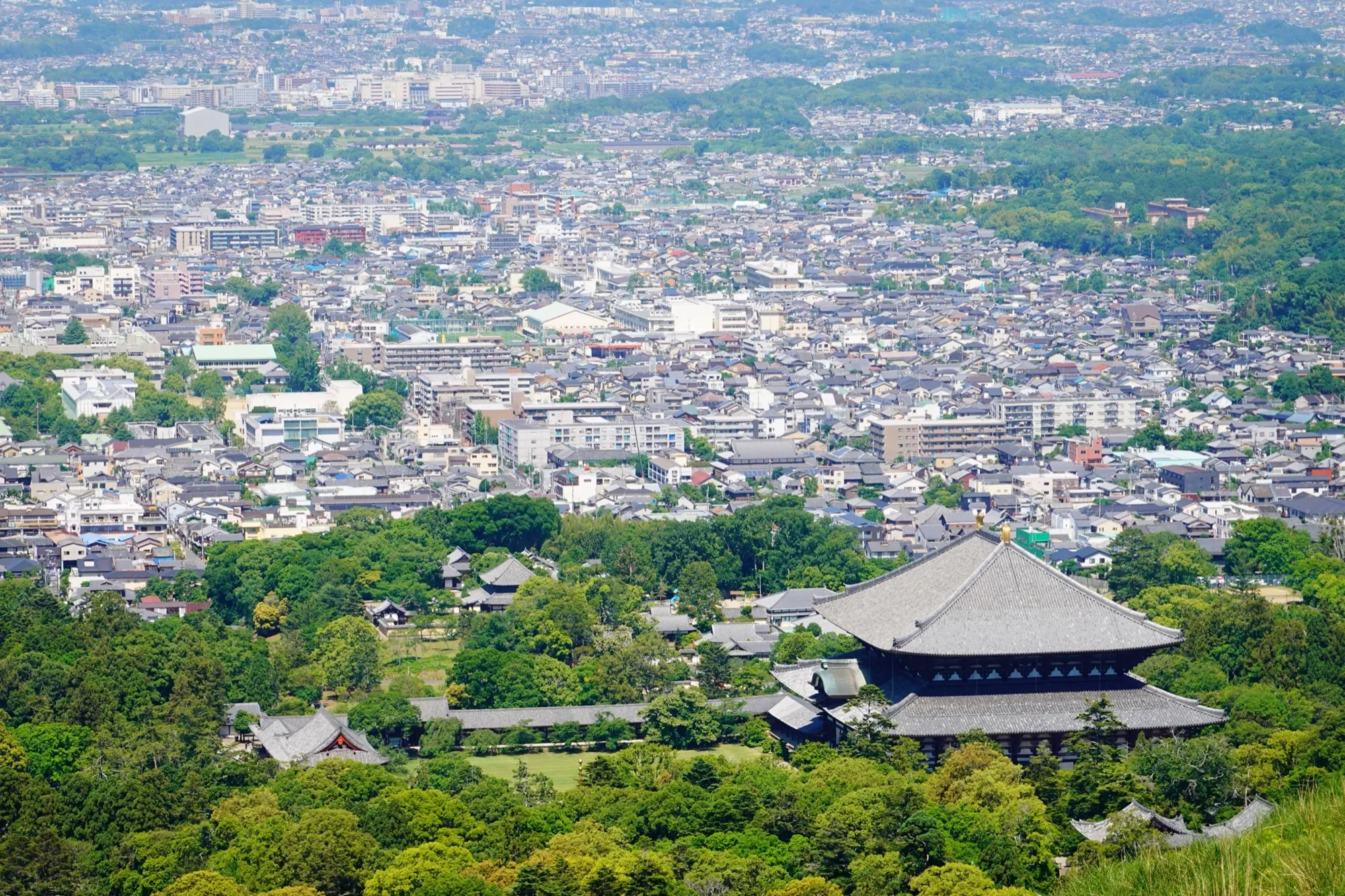 若草山から見た奈良市街と東大寺大仏殿