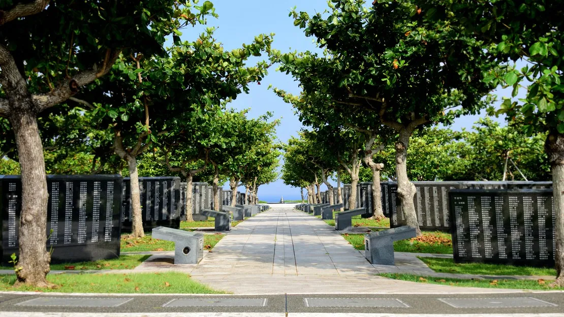 沖縄南部 戦跡めぐり貸切タクシー半日ツアー（3時間）｜旧海軍司令部壕・平和祈念公園・ひめゆりの塔